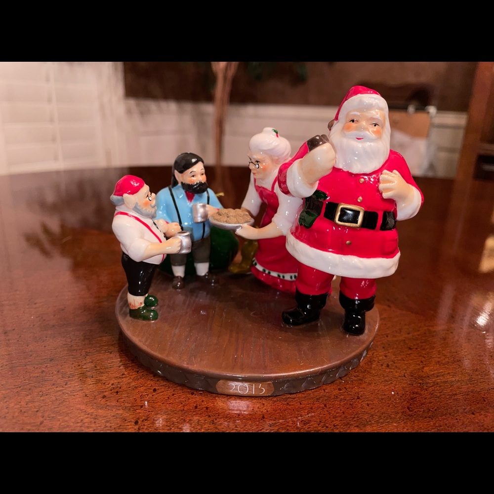 The Original Snow Village “Santa Comes to Town” 2015 by Department 56